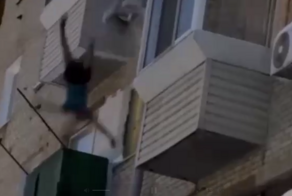 В Хабаровске пьяный мужчина упал с пятого этажа и выжил