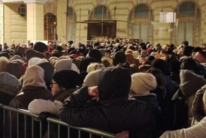 Давка, панические атаки и ОМОН. У "Большого театра" продолжается "битва" за билеты на балет "Щелкунчик"