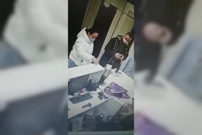 В пункте выдачи Wildberries девушка решила затестить товар не отходя от кассы и чуть не сломала стойку