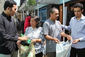 Врач за приём в Индонезии получает два пакета мусора