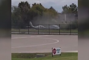 И такое случается: самолёт не смог остановиться и влетел в легковушку