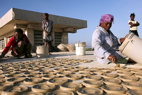 Гаитяне — люди, которые едят глину: как готовят съедобные лепешки из грязи