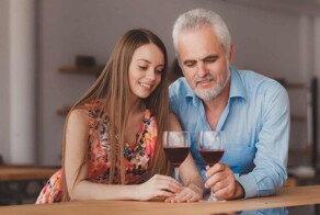 Любители молодого тела: мужчины рассказали, почему любят женщин помладше