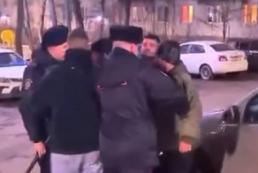 В подмосковье мигранты сначала устроили ДТП, а потом начали бросаться на очевидцев в присутствии полицейских