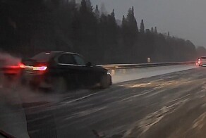 Куда они спешат по такой дороге?