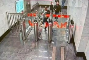 В Москве безбилетник психанул и разбил створку турникета