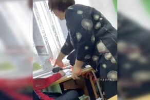 «Во-первых, они снимали, во-вторых, списывали». В калужской школе учительница избила подростка тетрадками и пеналом из-за телефона