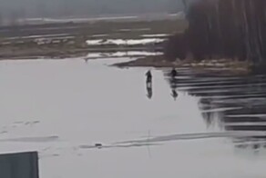 Школьники устроили велопрогулку по весьма тонкому льду