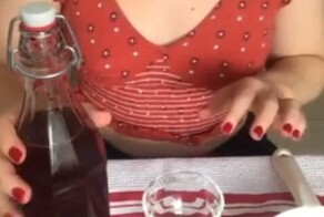Женщина пожалела, что открыла бутылку с напитком в квартире