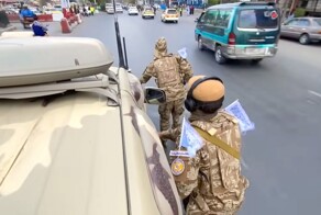 Талибы* патрулируют улицы, катаясь на роликах
