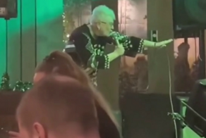 Бабуля исполнила в баре песню Rob Zombie и стала звездой сети