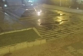 В Волгограде две студентки прикурили от Вечного огня и теперь будут год мести улицы и красить заборы