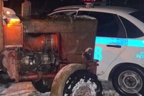 Пьяный тракторист без прав въехал в машину ДПС, уезжая от полицейских