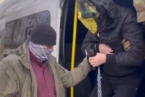 В Тюмени ФСБ заковали владельца нелегального казино в цепи и надели на голову мешок со смайликом