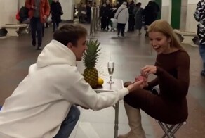 В Москве арестовали молодого человека, который сделал предложение своей девушке в метро