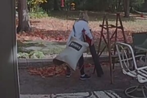 Женщина попала в курьезную ситуацию во время уборки территории