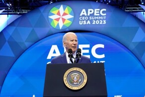 "Даже пытаться не стану": Байден проиграл телесуфлёру