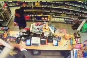 В Санкт-Петербурге мужчина с "розочкой" хотел ограбить магазин, но получил отпор табуреткой