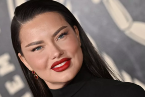 "Это лицо уставшей мамы": Адриана Лима ответила на критику