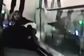 В московском ТЦ эскалатор "зажевал" ногу женщине