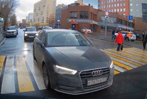 В телефон смотреть было интереснее, чем на дорогу