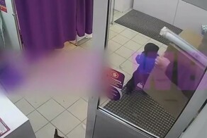 Курьер с коробками не заметил маленького ребёнка и споткнулся об него