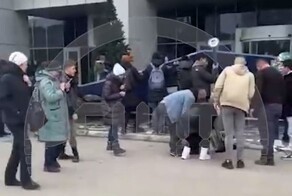 Жительницу Новокузнецка придавило рекламной вывеской во время урагана