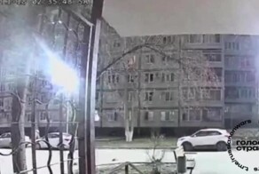 В Набережных Челнах житель многоквартирного дома запустил салют прямо с балкона