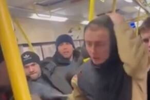 В Твери несколько парней набросились на темнокожего пассажира прямо в автобусе