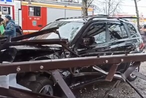 БМВ влетела в автобусную остановку