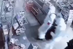 Банда в медицинских костюмах обнесла супермаркет