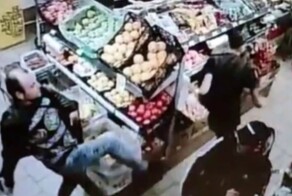 В Питере мужчина полоснул по шее сотрудника магазина, а затем устроил бомбардировку в овощном отделе