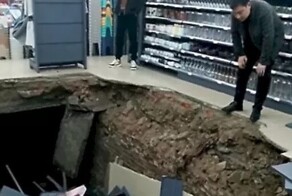 Пол провалился под людьми в новом китайском супермаркете