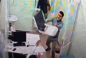 В Ташкенте парень кинул стул во врача за отказ в госпитализации