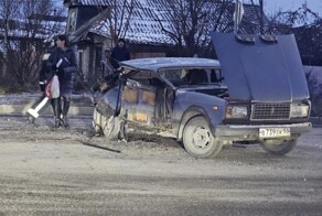 Трактор ковшом распорол машину