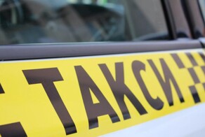 "Да ему кайфово!": в Курске неадекват запрыгнул в движущееся такси, выбив головой стекло