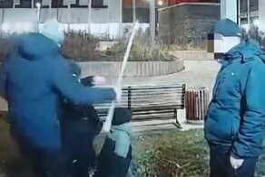 В Москве мужик и его друг-мигрант поймали школьников и поставили их на колени