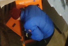 В Петербурге незадачливые грабители потратили много сил на взлом украденного терминала оплаты, но остались ни с чем