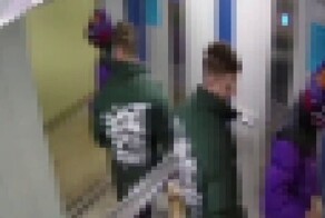 Двоих подростков в Москве заставили вымыть 17 этажей после того, как они сорвали наклейку и помочились в подъезде