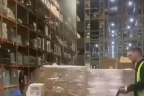На складе Wildberries в подмосковном Коледино из-за сработавшей системы пожаротушения залило сотни товаров