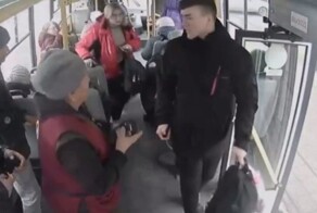 В Красноярске мужчина распылил в лицо кондуктору перцовый баллончик и выбежал из салона