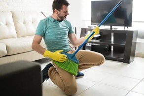 Беженец из Украины пристроился к полуобнажённой скульптуре во Франции и попал на €100 тысяч