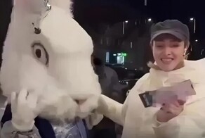 Девушка в костюме кролика, подравшаяся с пьяным мужчиной, поделилась подробностями инцидента