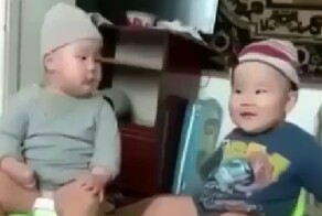 Серьезный разговор двух маленьких мужчин