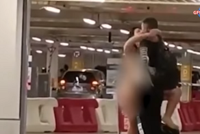 Дикое видео: голая женщина нападает на пассажиров в аэропорту Чили