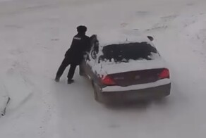 В Уфе при попытке задержания сотрудник полиции прокатился "с ветерком" на двери авто