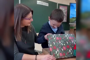 В Беларуси учительница достала коробку и сообщила классу, что внутри лежит фотография её любимого ученика