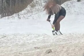 "Берите пример!": в Казани приметили девушку в чулках, убиравшую с дороги снег
