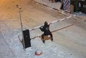 В Нижнем Новгороде подросток решил проверить свои богатырские силы и сломал шлагбаум