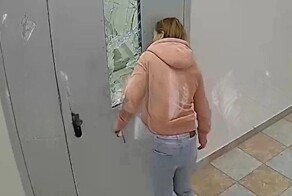 В Анапе пьяная дама так хотела попасть в гости, что разбила в подъезде стекло
